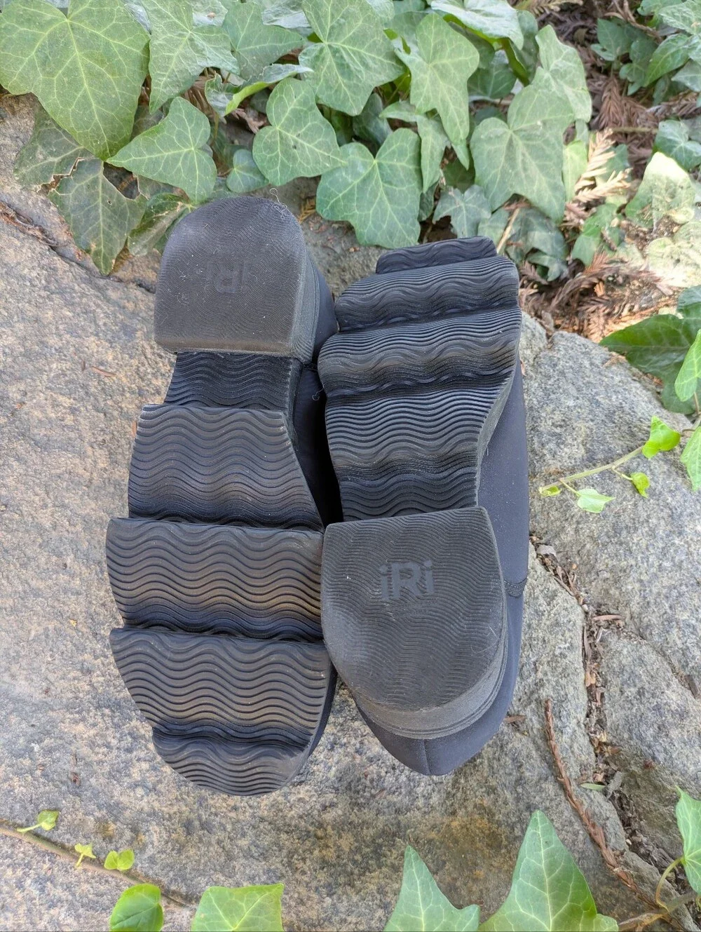 iRi WES Black Low Top Wavy Heel